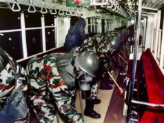Os EUA e a China devem se unir na IA para impedir a próxima ameaça biológica | Opinião Members of the Japan Ground Self-Defense Forces clean up subway cars on March 20, 1995, in Tokyo after Aum Shinrikyo's sarin nerve gas attack.