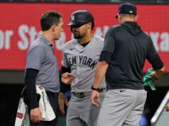 Os Yankees podem respirar aliviados após o susto da lesão de Jasson Dominguez Jasson Dominguez, do New York Yankees, ao centro, conversa com um treinador do time enquanto o técnico Aaron Boone, à direita, observa depois que Dominguez foi atingido por um arremesso no quarto turno de um jogo de beisebol contra o Texas Rangers na quarta-feira, 29 de abril de 2026, em Arlington, Texas.