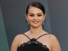 Os chinelos internos e externos de Selena Gomez são os chinelos mais confortáveis Suéter Selena Gomez