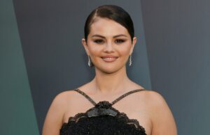 Os chinelos internos e externos de Selena Gomez são os chinelos mais confortáveis Suéter Selena Gomez