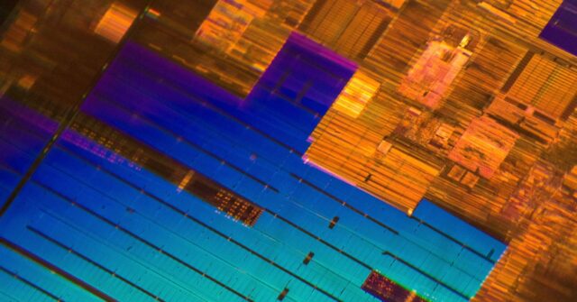 Os chips defeituosos da Apple são um grande negócio para a empresa, e não apenas no MacBook Neo | Imagem aproximada de um chip de silício
