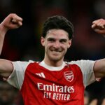 Futebol Futebol - Premier League - West Ham United x Arsenal - Estádio de Londres, Londres, Grã-Bretanha - 10 de maio de 2026 Pablo do West Ham United em ação com David Raya e Declan Rice do Arsenal REUTERS/Tony O Brien SOMENTE PARA USO EDITORIAL. NÃO UTILIZAR COM ÁUDIO, VÍDEO, DADOS, LISTAS DE FIXTURES, LOGOTIPO DE CLUBE/LIGA NÃO AUTORIZADOS OU SERVIÇOS 'AO VIVO'. USO ONLINE NA PARTIDA LIMITADO A 120 IMAGENS, SEM EMULAÇÃO DE VÍDEO. NÃO UTILIZAÇÃO EM APOSTAS, JOGOS OU PUBLICAÇÕES DE CLUBE/LIGA/JOGADOR ÚNICO. ENTRE EM CONTATO COM SEU REPRESENTANTE DE CONTA PARA MAIS DETALHES.