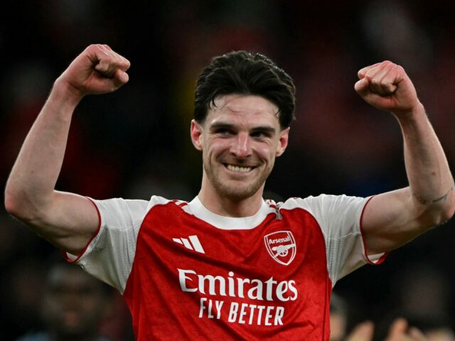 Futebol Futebol - Premier League - West Ham United x Arsenal - Estádio de Londres, Londres, Grã-Bretanha - 10 de maio de 2026 Pablo do West Ham United em ação com David Raya e Declan Rice do Arsenal REUTERS/Tony O Brien SOMENTE PARA USO EDITORIAL. NÃO UTILIZAR COM ÁUDIO, VÍDEO, DADOS, LISTAS DE FIXTURES, LOGOTIPO DE CLUBE/LIGA NÃO AUTORIZADOS OU SERVIÇOS 'AO VIVO'. USO ONLINE NA PARTIDA LIMITADO A 120 IMAGENS, SEM EMULAÇÃO DE VÍDEO. NÃO UTILIZAÇÃO EM APOSTAS, JOGOS OU PUBLICAÇÕES DE CLUBE/LIGA/JOGADOR ÚNICO. ENTRE EM CONTATO COM SEU REPRESENTANTE DE CONTA PARA MAIS DETALHES.