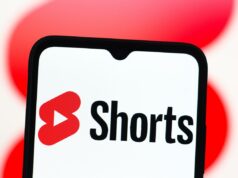 Os espectadores do YouTube assistem 2 bilhões de horas de Shorts nas TVs todos os meses In this photo illustration, the YouTube Shorts logo is seen displayed on a smartphone screen.