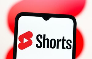 Os espectadores do YouTube assistem 2 bilhões de horas de Shorts nas TVs todos os meses In this photo illustration, the YouTube Shorts logo is seen displayed on a smartphone screen.