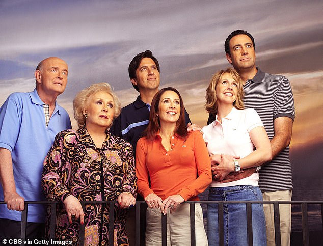 Os fãs de Everybody Loves Raymond ficam surpresos com a A estrela de Everybody Loves Raymond, Ray Romano, estabeleceu um recorde mundial do Guinness quando recebeu US $ 1,94 milhão por episódio pela última temporada do amado programa em 2005. A partir da esquerda, Peter Boyle, Doris Roberts, Romano, Patricia Heaton, Monica Horan e Brad Garrett na última série