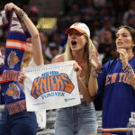 Torcedores do New York Knicks comemoram o retorno das finais da NBA