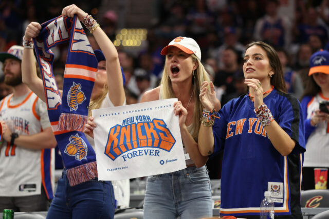 Torcedores do New York Knicks comemoram o retorno das finais da NBA