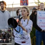 A ex-candidata democrata ao Congresso Kat Abughazaleh fala em um protesto em frente a um centro de processamento de imigração em Broadview, Illinois, em 26 de setembro de 2025.