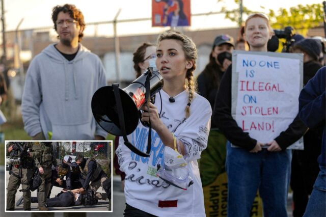 Os federais retiram drasticamente as acusações contra ativistas anti-ICE de A ex-candidata democrata ao Congresso Kat Abughazaleh fala em um protesto em frente a um centro de processamento de imigração em Broadview, Illinois, em 26 de setembro de 2025.