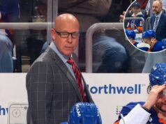 Os ilhéus se separaram do assistente encarregado do lamentável jogo de poder na última mudança de treinamento O técnico do New York Islanders, Lane Lambert, com os jogadores no banco.