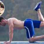 Homem de quatro fazendo exercícios de fortalecimento de glúteos em um tapete de ioga azul.