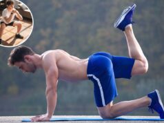Os inesperados benefícios para a saúde de uma ‘bunda de hóquei’ – e como obtê-la Homem de quatro fazendo exercícios de fortalecimento de glúteos em um tapete de ioga azul.