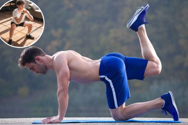 Os inesperados benefícios para a saúde de uma ‘bunda de Homem de quatro fazendo exercícios de fortalecimento de glúteos em um tapete de ioga azul.