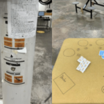 Inspetores do Departamento de Justiça documentaram folhetos de jogos de azar e mesas de apostas em estilo cassino dentro da área comum dos presidiários da USP Canaan durante a inspeção de 2025.