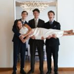 Uma nova foto da cerimônia de confirmação da Condessa Atena mostrou ela sendo levantada por seus irmãos (da esquerda para a direita) Conde Henrik, Conde Nikolai e Conde Felix