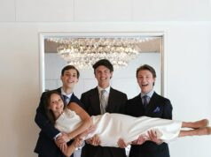 Os irmãos reais MUITO solidários! A condessa dinamarquesa Atena é descaradamente levantada por seus irmãos enquanto marca sua confirmação com novos retratos de família Uma nova foto da cerimônia de confirmação da Condessa Atena mostrou ela sendo levantada por seus irmãos (da esquerda para a direita) Conde Henrik, Conde Nikolai e Conde Felix