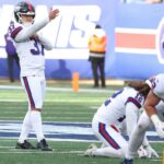O chutador do New York Giants, Younghoe Koo (37), reage depois de perder um ponto extra no primeiro tempo contra o Green Bay Packers.