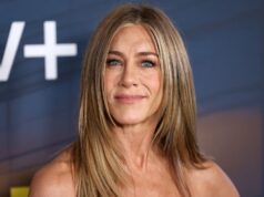Os jeans com punhos dos anos 90 de Jennifer Aniston são a tendência mais legal da primavera Jessica Alba assiste à exibição do filme Netflix