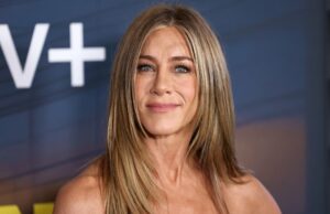 Os jeans com punhos dos anos 90 de Jennifer Aniston são a tendência mais legal da primavera Jessica Alba assiste à exibição do filme Netflix