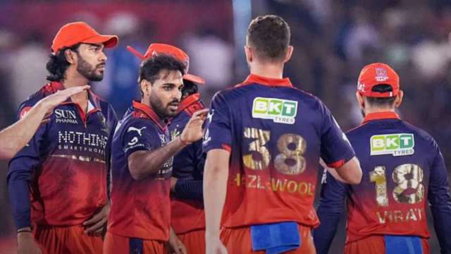 Os lançadores do RCB dominam a fase inicial do jogo; KKR atinge 86 corridas em 10 saldos
