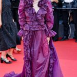 A tipicamente elegante atriz francesa Philippine Leroy-Beaulieu usava um vestido roxo com babados de Anthony Vaccarello