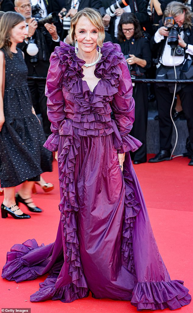 Os melhores e os piores vestidos do Festival de Cinema A tipicamente elegante atriz francesa Philippine Leroy-Beaulieu usava um vestido roxo com babados de Anthony Vaccarello