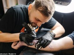 Os ministros prometem reprimir o esquema que dá benefícios aos requerentes de laptops, bicicletas e equipamentos de tatuagem quando conseguirem empregos Os ministros comprometeram-se a reprimir um esquema que concede aos requerentes benefícios laptops financiados pelos contribuintes e até equipamento de tatuagem quando estes conseguem novos empregos. Na foto: Um tatuador trabalhando (imagem de arquivo)