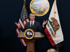 Os mitos e números de Gavin Newsom orçam apenas um anúncio de campanha para 2028 O governador Gavin Newsom fala em um pódio próximo a uma tela que exibe estatísticas econômicas dos EUA e imagens de Joe Biden e Donald Trump.