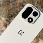 Uma pessoa segurando o OnePlus 15