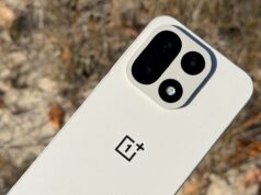 Os modelos de display OnePlus estão desaparecendo silenciosamente das prateleiras da Best Buy em todo o país Uma pessoa segurando o OnePlus 15
