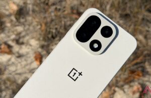 Os modelos de display OnePlus estão desaparecendo silenciosamente das prateleiras da Best Buy em todo o país Uma pessoa segurando o OnePlus 15