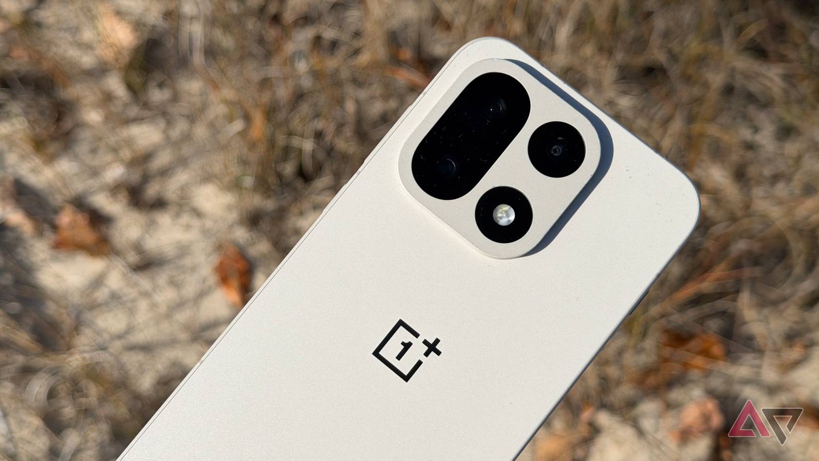 Uma pessoa segurando o OnePlus 15
