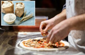 Os nova-iorquinos oferecem reações mistas à proibição iminente de ingrediente comum de pizza: ‘Você estragou a fatia da minha avó’ Mãos do chef preparando uma pizza com coberturas.
