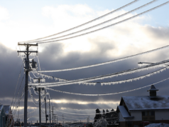 Os nova-iorquinos poderiam obter descontos de energia de US$ 200 – quais estados estão oferecendo ajuda? File Photo: A utility pole and power lines heavily encrusted with a thick layer of ice.