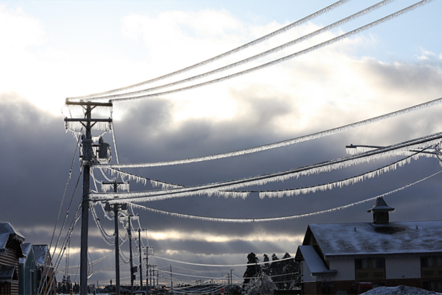 Os nova-iorquinos poderiam obter descontos de energia de US$ 200 File Photo: A utility pole and power lines heavily encrusted with a thick layer of ice.