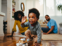 Os pais recebem uma pergunta chocante de uma criança em idade pré-escolar – e então percebem um erro ‘existencial’ A stock photo showing a child playing a game with a train toy while his parents are laughing from the background.