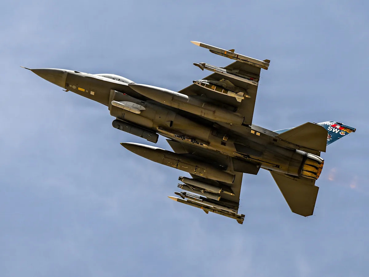 Um jato F-16 da Força Aérea e um KC-135 Stratotanker se preparam para reabastecer no Canadá, em 20 de maio de 2026.
