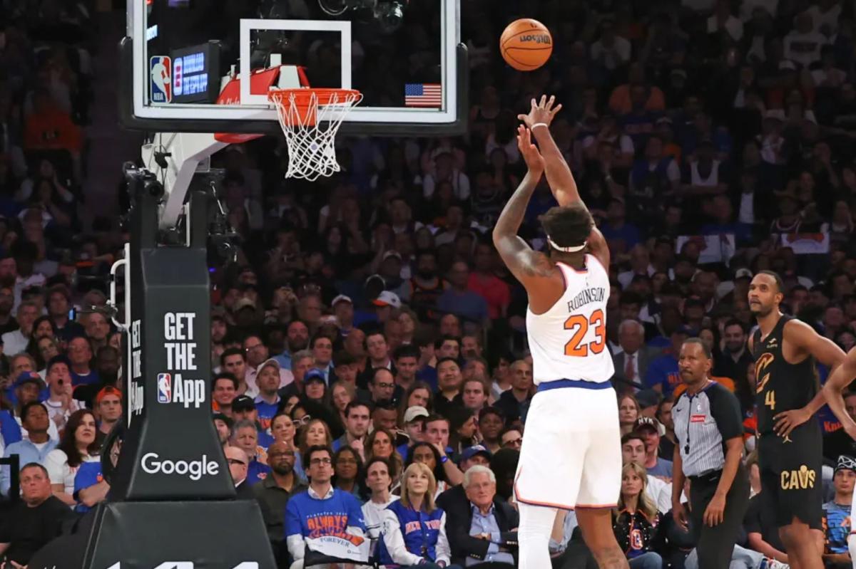 Mitchell Robinson acertou 2 de 8 na linha de lance livre durante a vitória dos Knicks por 115-104 na prorrogação sobre os Cavaliers no jogo 1 em 19 de maio de 2026 no Garden.