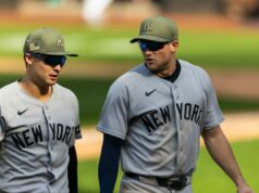 Os recentes infortúnios dos Yankees capturados em uma colisão em ‘terra de ninguém’ quando a viagem termina com o desastre da Subway Series Os jogadores do New York Yankees, Anthony Volpe e Max Schuemann, saíram de campo após uma derrota.
