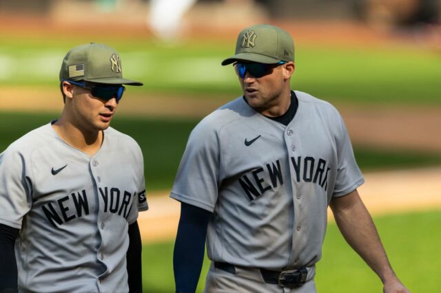 Os jogadores do New York Yankees, Anthony Volpe e Max Schuemann, saíram de campo após uma derrota.