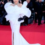 Joan Collins provou que o verdadeiro glamour de Hollywood não conhece idade ao fazer uma aparição deslumbrante no 79º Festival Anual de Cinema de Cannes na terça-feira.