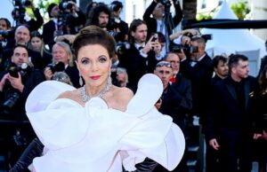 Os segredos de Joan Collins para sua aparência jovem revelados: Dame, 92 anos, come um abacate todos os dias, ainda consegue fazer espacates e jura que nunca fez Botox – depois de impressionar no tapete vermelho do Festival de Cinema de Cannes Joan Collins provou que o verdadeiro glamour de Hollywood não conhece idade ao fazer uma aparição deslumbrante no 79º Festival Anual de Cinema de Cannes na terça-feira.