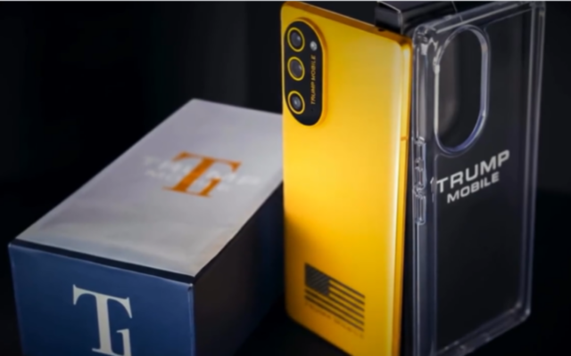 Os telefones Trump finalmente chegaram - e as pessoas não The T1 Trump Mobile and its case