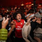 Os torcedores do Arsenal lotaram os pubs do norte de Londres e comemoraram loucamente quando a conquista do título foi confirmada