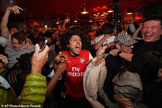Os torcedores do Arsenal pintam o norte de Londres de Os torcedores do Arsenal lotaram os pubs do norte de Londres e comemoraram loucamente quando a conquista do título foi confirmada