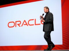 Os trabalhadores demitidos da Oracle tentaram negociar melhores indenizações. A Oráculo disse que não. Oracle CTO Larry Ellison onstage at Oracle Open world