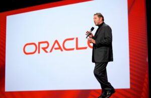 Os trabalhadores demitidos da Oracle tentaram negociar melhores indenizações. A Oráculo disse que não. Oracle CTO Larry Ellison onstage at Oracle Open world