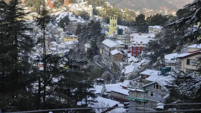 Os turistas visitam Shimla à medida que as planícies ficam Os turistas visitam Shimla à medida que as planícies ficam mais quentes; 70 mil veículos chegam à cidade em 72 horas