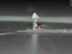 Os ucranianos enganaram seus drones explosivos de longo alcance para lançar foguetes contra as defesas aéreas russas Um drone de asa fixa de longo alcance fica no chão de produção de uma fábrica.
